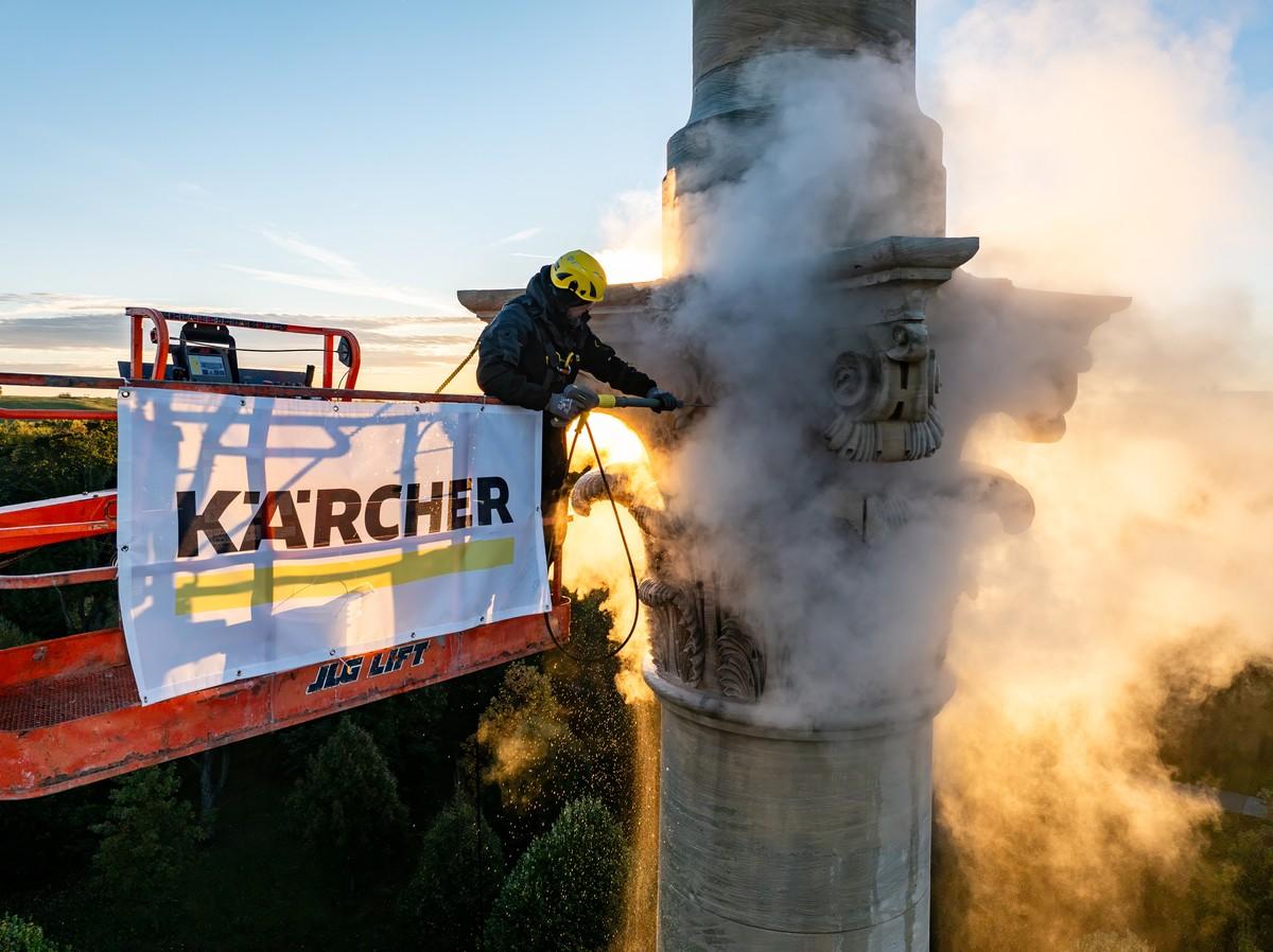 Auch der Kalkstein der Säule des Monuments wurde mit Dampf schonend gereinigt. | Foto: Kärcher Auch der Kalkstein der Säule des Monuments wurde mit Dampf schonend gereinigt. | Foto: Kärcher
