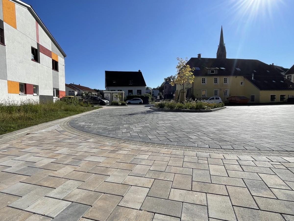 Die Flächen dienen auch als optisches Bindeglied in den Ort. | Foto: Pfenning Die Flächen dienen auch als optisches Bindeglied in den Ort. | Foto: Pfenning