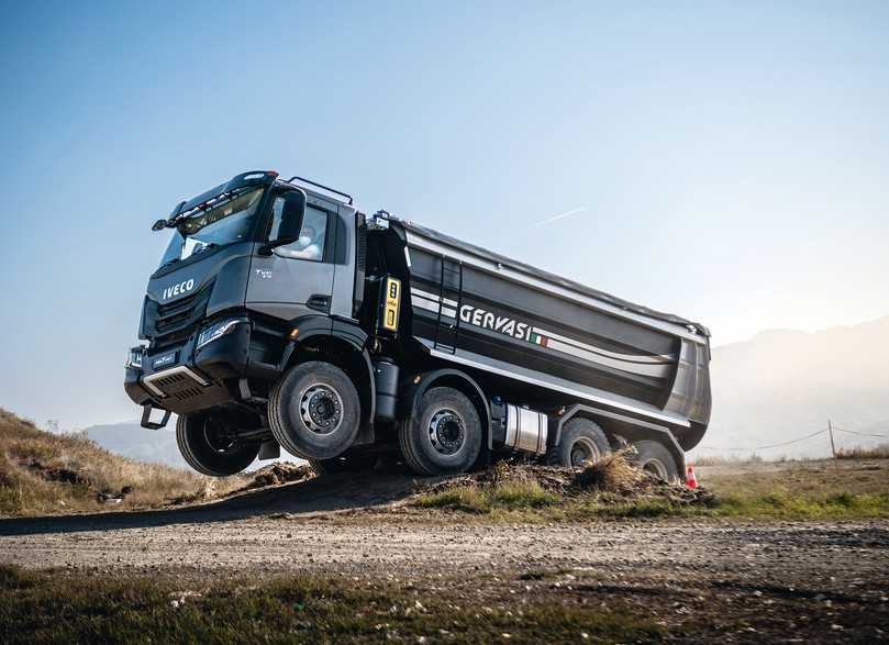 Der robuste Iveco T-Way 8x4-Kipper mit Tagesfahrerhaus macht besonders im schweren Gelände eine gute Figur. | Foto: Iveco Der robuste Iveco T-Way 8x4-Kipper mit Tagesfahrerhaus macht besonders im schweren Gelände eine gute Figur. | Foto: Iveco