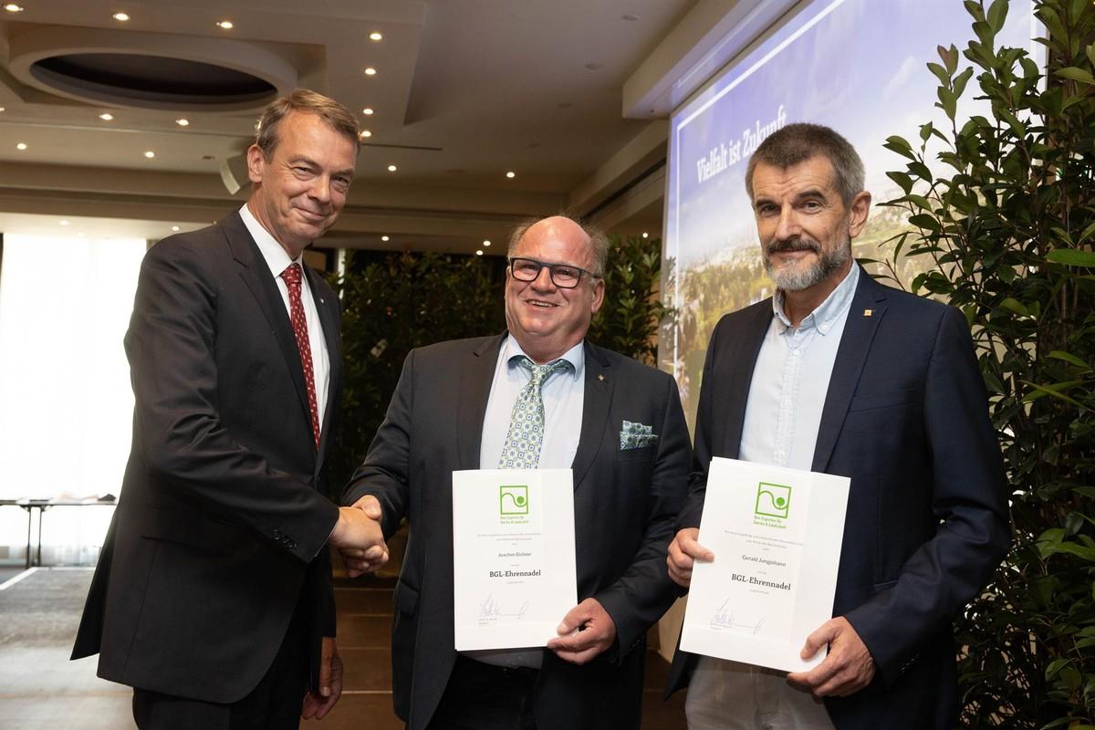 Ehrennadel“: Die früheren BGL-Präsidiumsmitglieder Joachim Eichner (Mitte) und Gerald Jungjohann (rechts) wurden auf dem Verbandskongress mit der „Ehrennadel“ des BGL ausgezeichnet. Links: Lutze von Wurmb. | Foto: Bernhard Kreutzer/BGL
