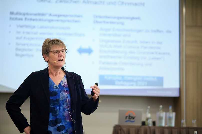 Was hat der Leitungsbau mit der Gen Z zu tun? „Eine ganze Menge“, sagt Prof. Dr. Antje Britta Mörstedt von der PFH Private Hochschule Göttingen. | Foto: rbv