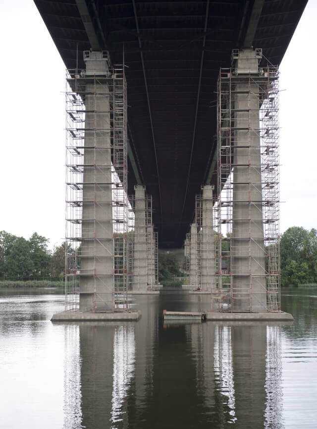 Der Instandsetzungsbedarf an deutschen Fernstraßenbrücken nimmt ständig zu und erreicht bisweilen dramatische Ausmaße wie hier an der Rader Hochbrücke über den Nord-Ostsee-Ka- nal im Jahr 2013. | Foto: LBV-SH
