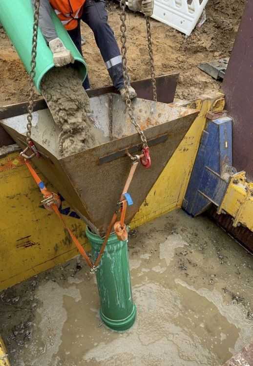 Einfüllung Flüssigboden im Kontraktorverfahren für den Einbau unter Wasser | Foto: Flüssigboden Engineering GmbH