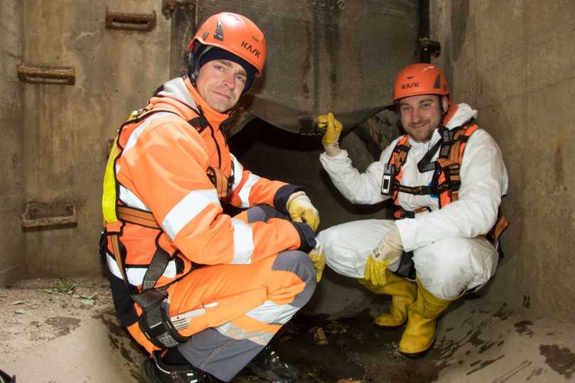 TV-Kanalinspekteur Michael Neumeister (l.) und sein Kollege Chris Volkmann zeigen den Hochwasserschieber im Auslasskanal, der beim nahenden Hochwasser nach dem Brückeneinsturz nicht geschlossen werden konnte. | Foto: Peter Hilbert TV-Kanalinspekteur Michael Neumeister (l.) und sein Kollege Chris Volkmann zeigen den Hochwasserschieber im Auslasskanal, der beim nahenden Hochwasser nach dem Brückeneinsturz nicht geschlossen werden konnte. | Foto: Peter Hilbert