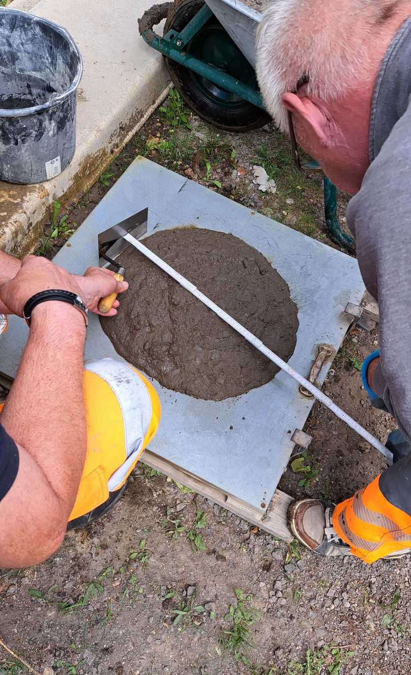 Mit dem Absetzmaß wurden Proben des Flüssigbodens auf seine Konsistenz und Fließgeschwindigkeit permanent kontrolliert – wichtig, um die vom RAL GZ 507 gesetzten Güte- und Prüfbestimmungen einzuhalten. Die Dokumentation gehörte genauso dazu. | Foto: Witing – Heinrich Lauber Mit dem Absetzmaß wurden Proben des Flüssigbodens auf seine Konsistenz und Fließgeschwindigkeit permanent kontrolliert – wichtig, um die vom RAL GZ 507 gesetzten Güte- und Prüfbestimmungen einzuhalten. Die Dokumentation gehörte genauso dazu. | Foto: Witing – Heinrich Lauber