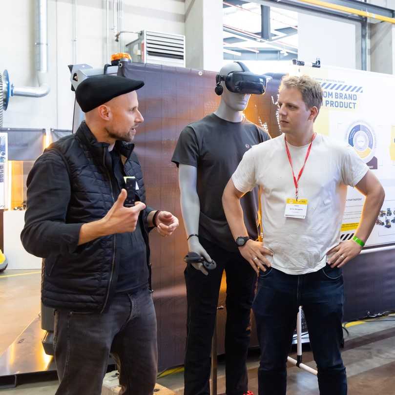 B_I Mitarbeiter Armin Bergötz (r.) war in Linz dabei. | Foto: Wacker Neuson