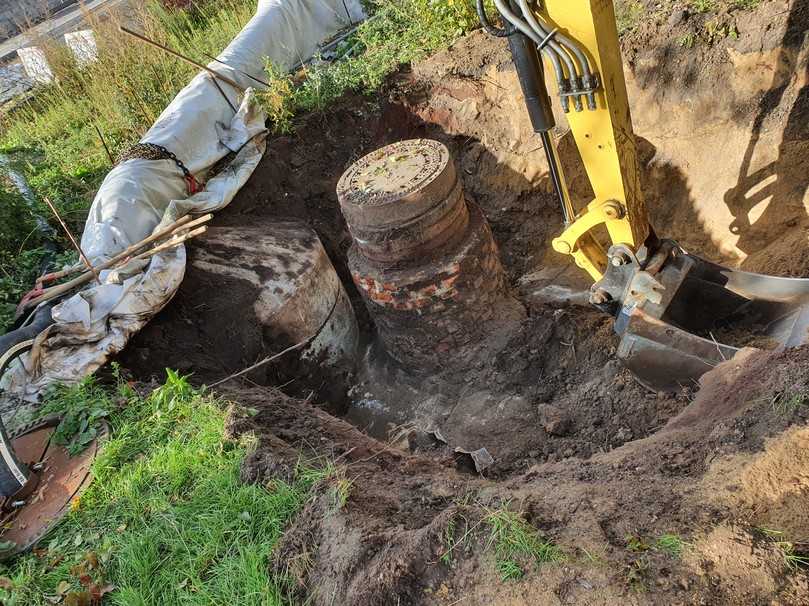 Zunächst musste der Einstieg bis herunter zur Schachtkammer geöffnet werden, um die Voraussetzungen für den Einbau der beiden 1000er Liner zu schaffen. | Foto: Hamburg Wasser Zunächst musste der Einstieg bis herunter zur Schachtkammer geöffnet werden, um die Voraussetzungen für den Einbau der beiden 1000er Liner zu schaffen. | Foto: Hamburg Wasser