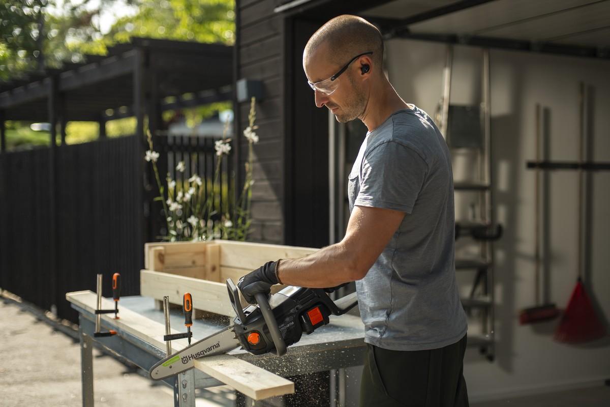 Die Kettensäge eignet sich auch für Heimwerker, die Holzarbeiten ausführen. | Foto: Husqvarna Die Kettensäge eignet sich auch für Heimwerker, die Holzarbeiten ausführen. | Foto: Husqvarna