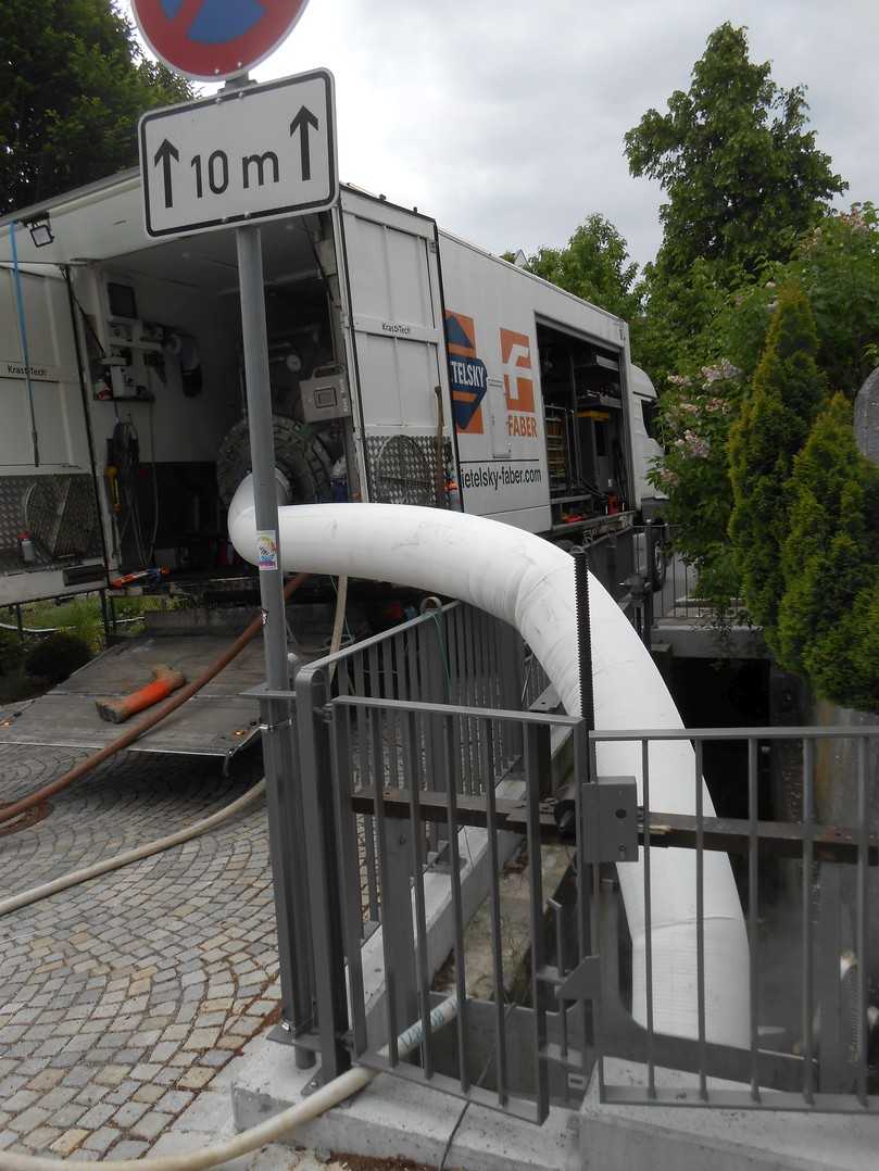 Inversieren des Druckliners über das vorhandene Einlaufbauwerk | Foto: Swietelsky-Faber GmbH