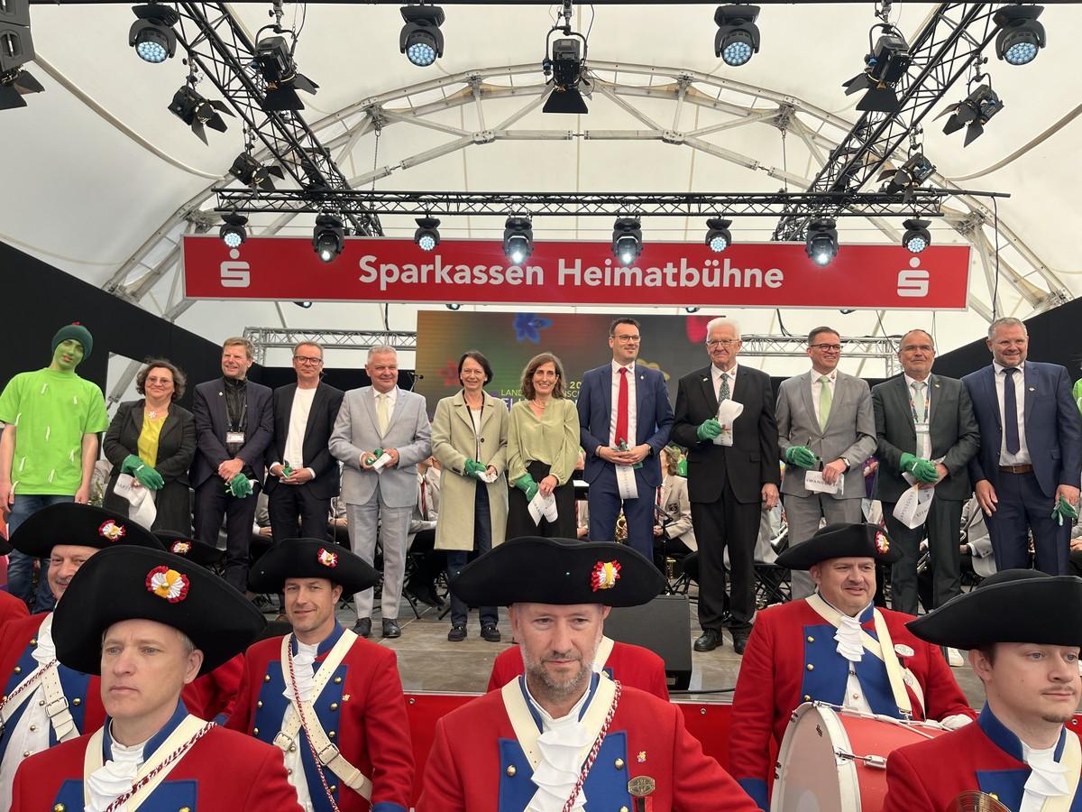 Zur Eröffnung der Landesgartenschau in Ellwangen war auch der scheidende baden-württembergische Ministerpräsident Winfried Kretschmann (Vierter von rechts) auf der Bühne mit von der Partie. | Foto: Landesgartenschau Ellwangen 2026 GmbH