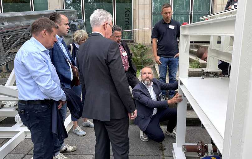 Vor dem Zentralgebäude der Hochschule machten die aufgestellten Mischanlagen von Firmen auch Studenten der HTWD und Passanten neugierig auf das Flüssigboden-Thema. | Foto: Andreas Bechert