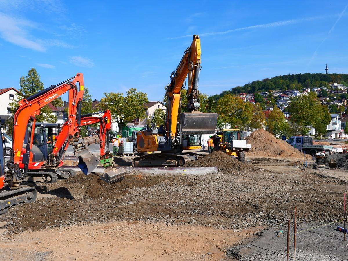 Mit dem 36-Tonnen-Kettenbagger und dem 3,5-Kubikmeter-Radlader besteht die nötige Schlagkraft | Foto: August Fichter