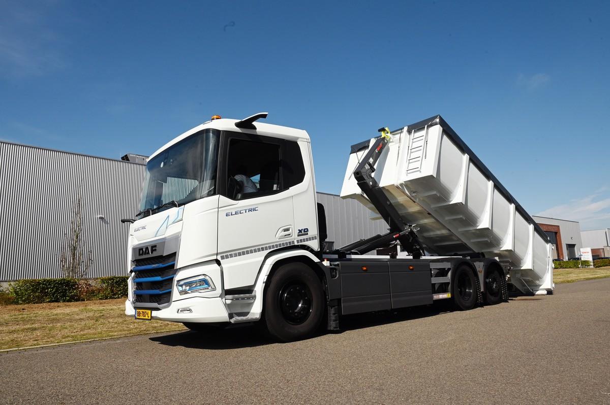 Der DAF XD 350 Electric geht als Abrollkipper mit elektrischen Nebenantrieb im Soloeinsatz auf Tour. | Foto: FH