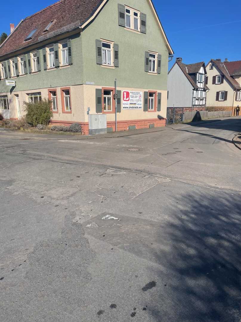 Vorher: Der Asphaltbelag im Kreuzungsbereich vor dem Eingang zur Einhardsbasilika in Michelstadt war kein schöner Anblick mehr. | Foto: iSA Ingenieure Vorher: Der Asphaltbelag im Kreuzungsbereich vor dem Eingang zur Einhardsbasilika in Michelstadt war kein schöner Anblick mehr. | Foto: iSA Ingenieure