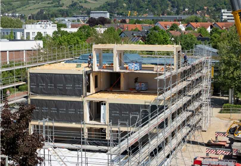 Beim Rohbau sind die einzelnen Module noch deutlich sichtbar. Sie wurden anschließend zu einer tragfähigen, durchgängigen Gebäudehülle verbunden. | Foto: Thomas Ott Beim Rohbau sind die einzelnen Module noch deutlich sichtbar. Sie wurden anschließend zu einer tragfähigen, durchgängigen Gebäudehülle verbunden. | Foto: Thomas Ott