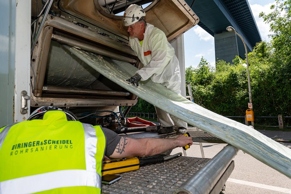 Der Schlauchliner wird in die Inversionstrommel gewickelt. | Foto: D&S Rohrsanierung