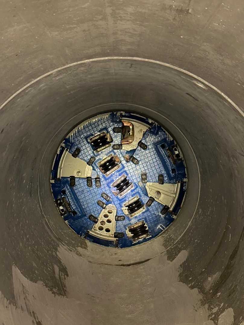 Einschieben der Vortriebsmaschine DN 1600 in Schutzrohr DN 2000 | Foto: Braumann Tiefbau