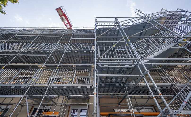 Während der Sanierungsmaßnahme an einem Esslinger Mehrfamilienhaus ermöglicht die temporäre Peri Up-Treppe Public die Nutzung der bestehenden Wohnungen. | Foto: PERI Deutschland Während der Sanierungsmaßnahme an einem Esslinger Mehrfamilienhaus ermöglicht die temporäre Peri Up-Treppe Public die Nutzung der bestehenden Wohnungen. | Foto: PERI Deutschland