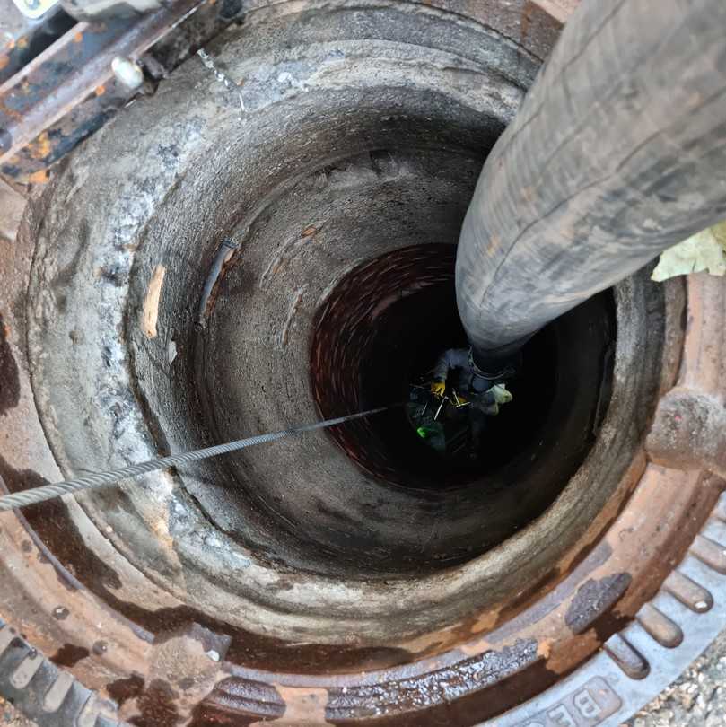Blick in einen der bis zu 8 Meter tiefen Schächte mit einem Durchmesser von 80 Zentimeter. | Foto: Entsorgungsbetriebe Lübeck