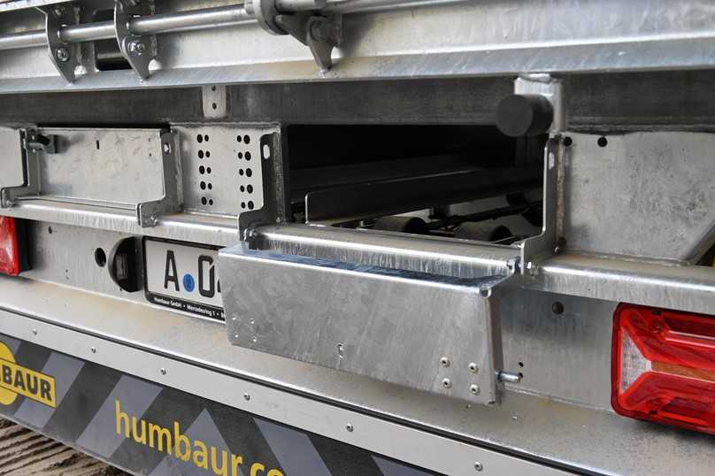 Der serienmäßige Rampenschacht am HTK 10 beherbergt und schützt die Auffahrschienen für kleine Baumaschinen. | Foto: QUATEX Der serienmäßige Rampenschacht am HTK 10 beherbergt und schützt die Auffahrschienen für kleine Baumaschinen. | Foto: QUATEX