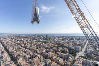 Liebherr-Krane bauen mit am höchsten Kirchturm der Welt