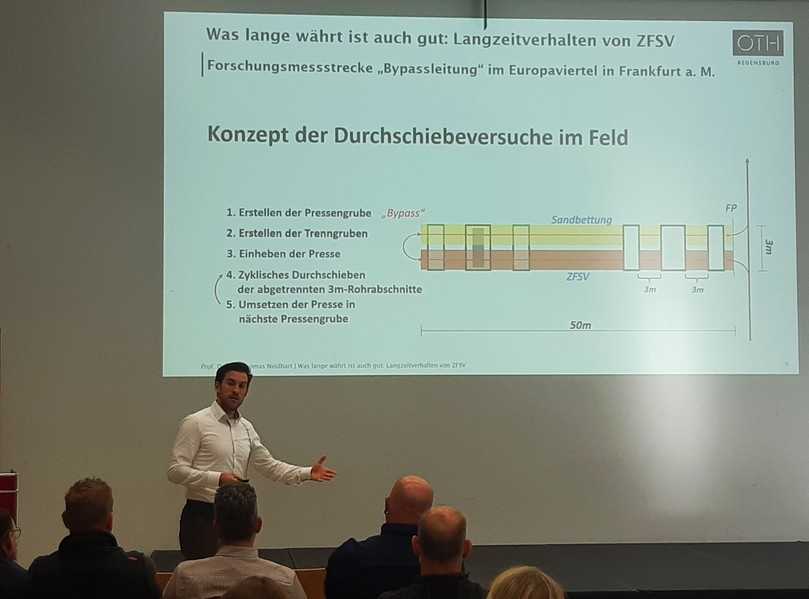 Aus der wissenschaftlichen Perspektive beleuchtete Prof. Dr. Thomas Neidhart von der Ostbayerischen Technischen Hochschule Regensburg, das Langzeitverhalten von Flüssigboden. | Foto: RAL Gütegemeinschaft Flüssigboden