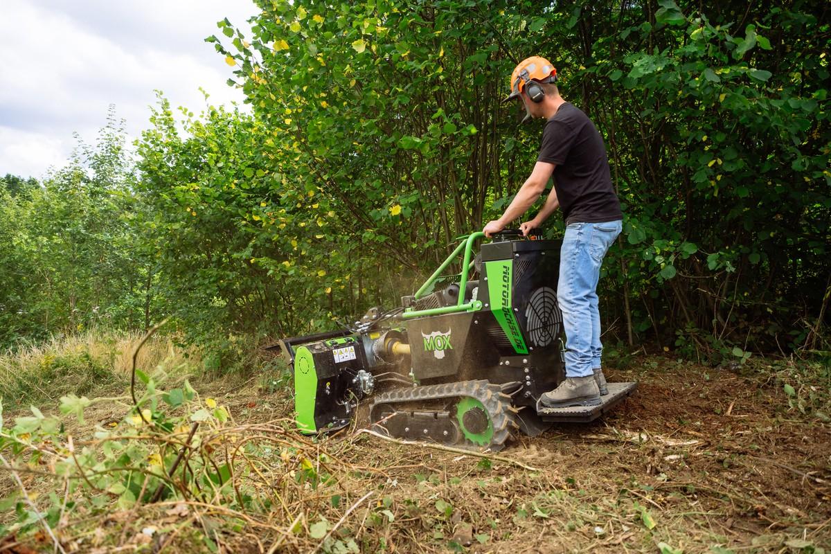 Geräteträger MOX mit Forstmulcher, der auch als Forstfräse und Steinbrecher nutzbar ist. | Foto: Vogt