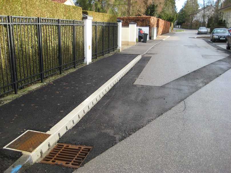 Straßenentwässerung dem Starkregen angepasst. Umgesetzt mit Hilfe der 2-Wege-Entwässerung und dem Rigolensystem als Versickerung. | Foto: Aco Straßenentwässerung dem Starkregen angepasst. Umgesetzt mit Hilfe der 2-Wege-Entwässerung und dem Rigolensystem als Versickerung. | Foto: Aco