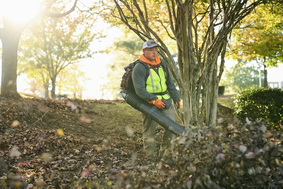 Damit selbst bei längeren Einsätzen keine Müdigkeit auftritt: Laubbläser 590BTS ist mit einem ergonomischen Tragegurt nebst Hüftgurt, einem belüfteten Rückenpolster sowie „LowVib"-Technologie für weniger Vibrationen ausgestattet. | Foto: Husqvarna Damit selbst bei längeren Einsätzen keine Müdigkeit auftritt: Laubbläser 590BTS ist mit einem ergonomischen Tragegurt nebst Hüftgurt, einem belüfteten Rückenpolster sowie „LowVib"-Technologie für weniger Vibrationen ausgestattet. | Foto: Husqvarna