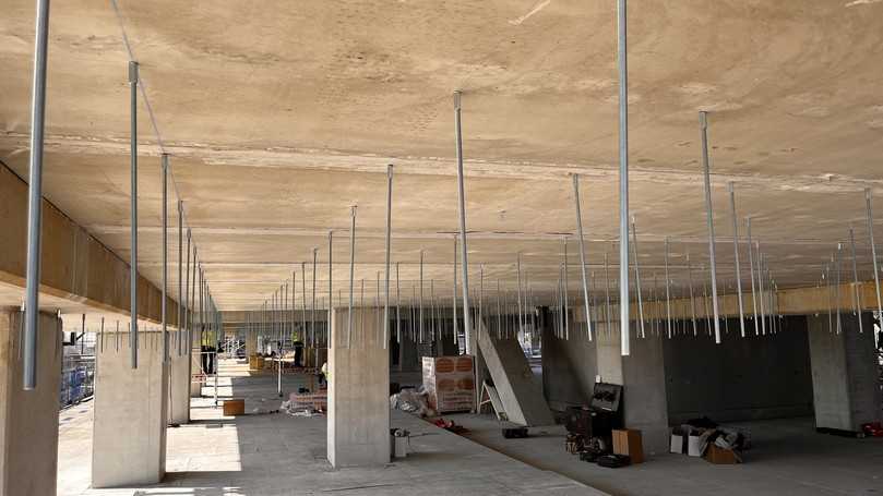 Präzise Bohrungen im 600 x 600 mm Raster durch den BauBot erlaubten die reibungslose Montage der abgehängten Decke. | Foto: fischer Präzise Bohrungen im 600 x 600 mm Raster durch den BauBot erlaubten die reibungslose Montage der abgehängten Decke. | Foto: fischer