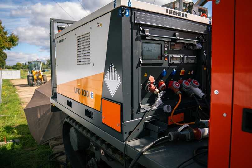 Das Energiespeichersystem Liebherr LPO 100 versorgt die batterieelektrischen Baumaschinen mit Strom. | Foto: Friedrich Vorwerk Das Energiespeichersystem Liebherr LPO 100 versorgt die batterieelektrischen Baumaschinen mit Strom. | Foto: Friedrich Vorwerk
