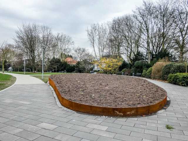 Der Bau des nierenförmigen Hochbeetes mit einem Umfang von 44,4 m gehörte zum ersten Bauabschnitt und war beim Baustellenbesuch Mitte Februar bereits fertig. | Foto: BI/Stoffregen