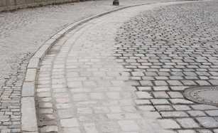 Kopfsteinpflaster neu verfugt und barrierefrei gestaltet