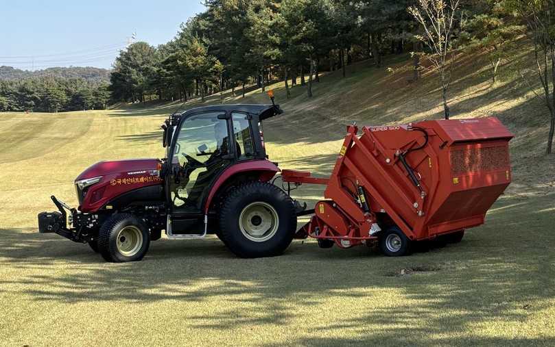 Das Ziel ist eine makellose Grünanlage: Die multifunktionale Super 500 räumt ab, was nicht liegen bleiben soll – Laub, Totholz und Unrat. | Foto: Wiedenmann