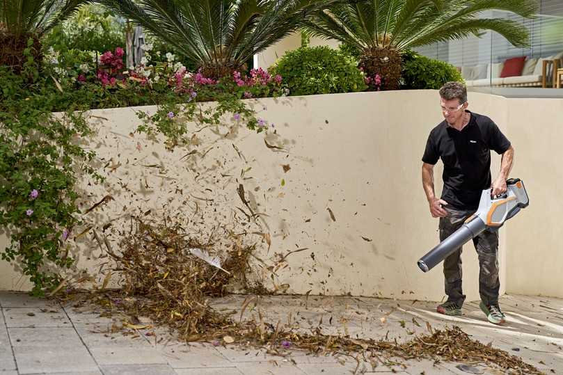 Der akkubetriebene Laubbläser Pellenc Airion Essential überzeugt durch seine leise Arbeitsweise und ermöglicht den Einsatz ohne Gehörschutz. | Foto: Pellenc