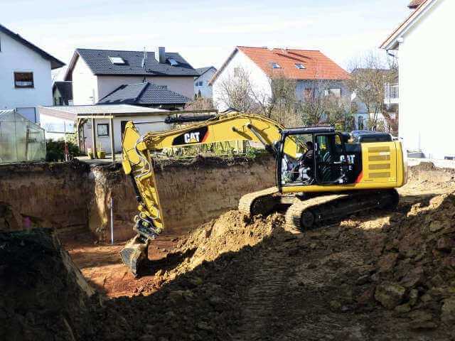 Ein hochgenaues Planum herzustellen, zählte bisher zu den schwierigsten Übungen für den Baggerführer. Mit Caterpillars „Grade mit Assist“ geht das sogar einhändig. Ein hochgenaues Planum herzustellen, zählte bisher zu den schwierigsten Übungen für den Baggerführer. Mit Caterpillars „Grade mit Assist“ geht das sogar einhändig.