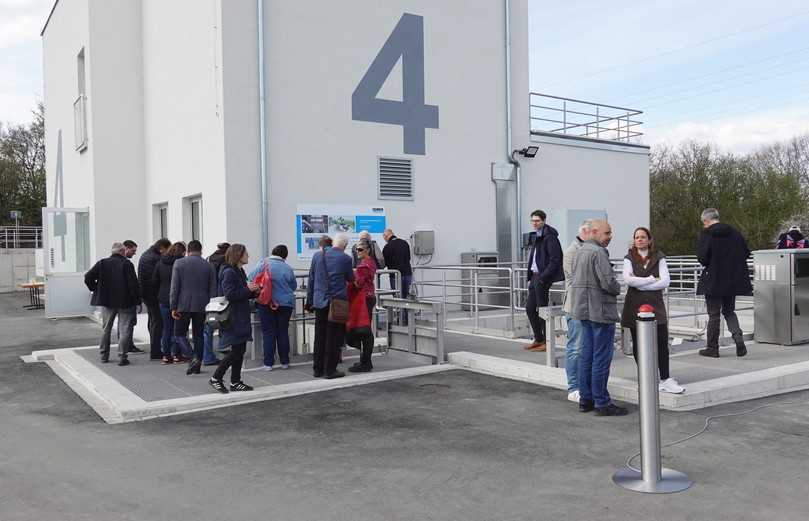 Die hochmoderne Anlagentechnik stieß bei den Besuchern auf großes Interesse, wie hier die Vorfiltration mit dem neuen Huber Tuchfilter RotaFilt. | Foto: Huber