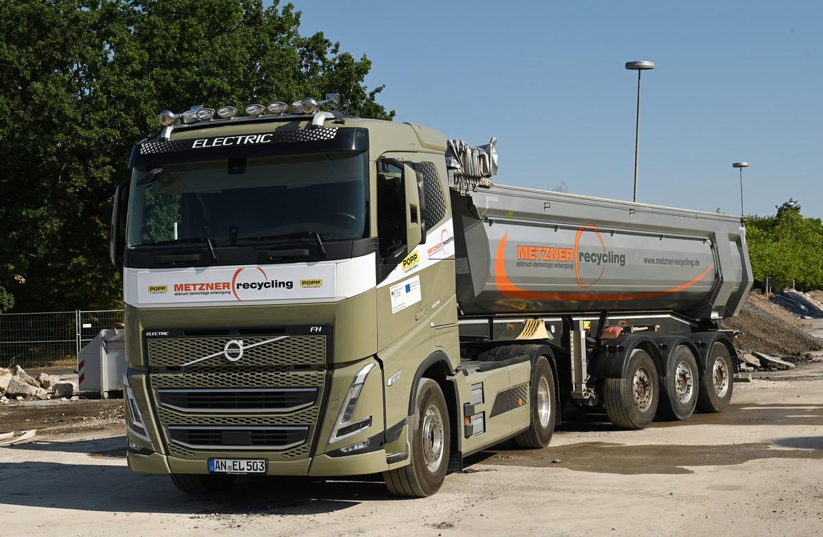 Der Volvo FH Electric-Kippsattel fährt die nicht vor Ort recyclebaren Reststoffe ab. | Foto: QUATEX