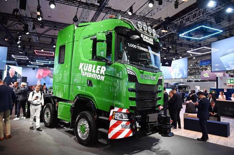 Die Scania 770 S-Schwerlastzugmaschine mit V8-Motor und Allison-Automatik erlaubt Einsätze mit bis zu bis 1.000 Tonnen im Zug-Schub-Verband. | Foto: FH