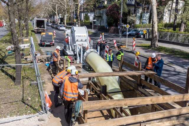 Der mit Epoxidharz imprägnierte Gewebeschlauch hat eine Wanddicke von 2,5 mm. Im Verbund mit dem GFK-Liner entsteht ein statisch selbsttragendes und druckdichtes System. | Fotos: Karl Weiss