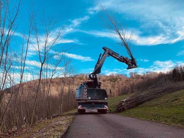 Dank Zulassung als Zugmaschine dürfen mit dem Anhänger auch Schnitt-Material und Aushub transportiert werden.