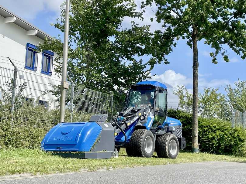 Mit dem Multifunktionslader 8.5 SK inklusive Vollkabine und Klimaanlage sowie einer Straßenzulassung bis 30 km/h, umfasst der Fuhrpark der Schleswiger ein neues, kompaktes Kraftpaket. | Foto: Multione Deutschland