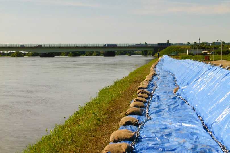 Eine mobile Schutzwand erhöht den Deich am Klärwerk. Ab dem Frühjahr baut die Landestalsperrenverwaltung einen soliden Flutschutz für die Übigauer Insel, der auch das Klärwerk vor einer besonders großen Flut wie 2002 schützt. | Foto: Stadtentwässerung Dresden