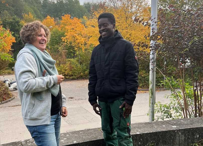 Susann Liebe, Willkommenslotsin beim VGL Bayern, im Gespräch mit Jamine Mupia | Foto: Patrick Schmidtmann, VGL Bayern