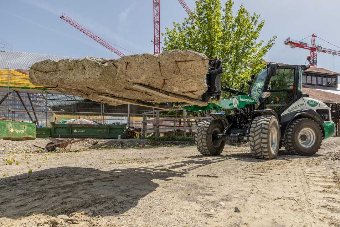 Der neue V7-HW Radlader von Yanmar ist bei Lüscher Gartenbau-Baumschulen im Einsatz Der neue V7-HW Radlader von Yanmar ist bei Lüscher Gartenbau-Baumschulen im Einsatz