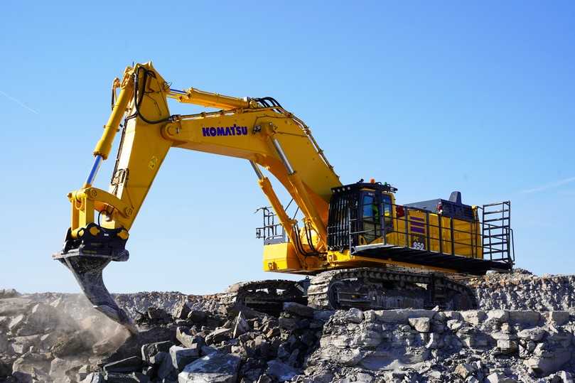 Der Komatsu PC950LC-11 mit Reißzahn löst den Kalkmergel rein mechanisch. | Foto: Schlüter Baumaschinen