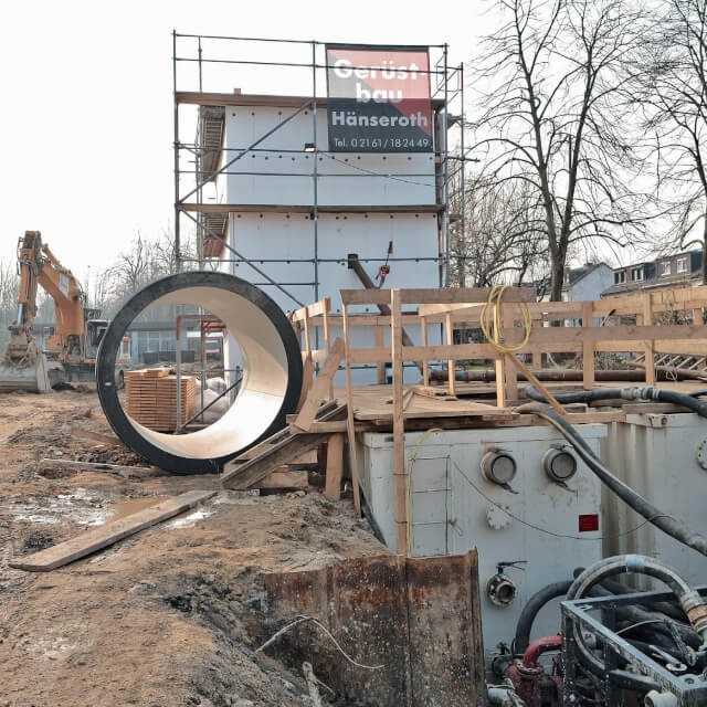 Separieranlage in Nähe der Wohnbebauung mit Lärmschutz-Einhausung. Der abgebaute Boden wird von der Fördersuspension getrennt, anschließend abgefahren und die Suspension dem Förderkreislauf wieder zugeführt. Separieranlage in Nähe der Wohnbebauung mit Lärmschutz-Einhausung. Der abgebaute Boden wird von der Fördersuspension getrennt, anschließend abgefahren und die Suspension dem Förderkreislauf wieder zugeführt.