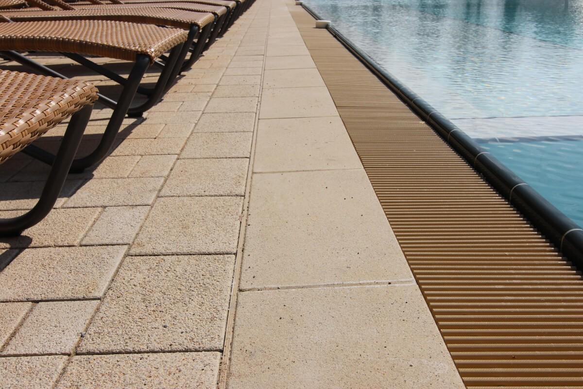 Durch seine dezente, helle Farbe fügt sich der Stein harmonisch in seine Umgebung ein.