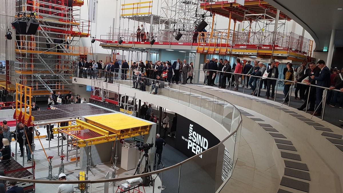 Durchgehend großes Besucherinteresse verzeichnete der Schalungs- und Gerüsthersteller Peri in seiner aufwändigen Messehalle. | Foto: B_I/bb