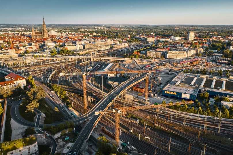 Kranschwarm über Gleisen und Straßen: Liebherr-Turmkrane unterstützen die ARGE B10 beim mehrjährigen Umbau einer der wichtigsten Verkehrsadern Ulms. | Foto: Liebherr